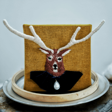 鹿の刺繍をあしらった箱の作品